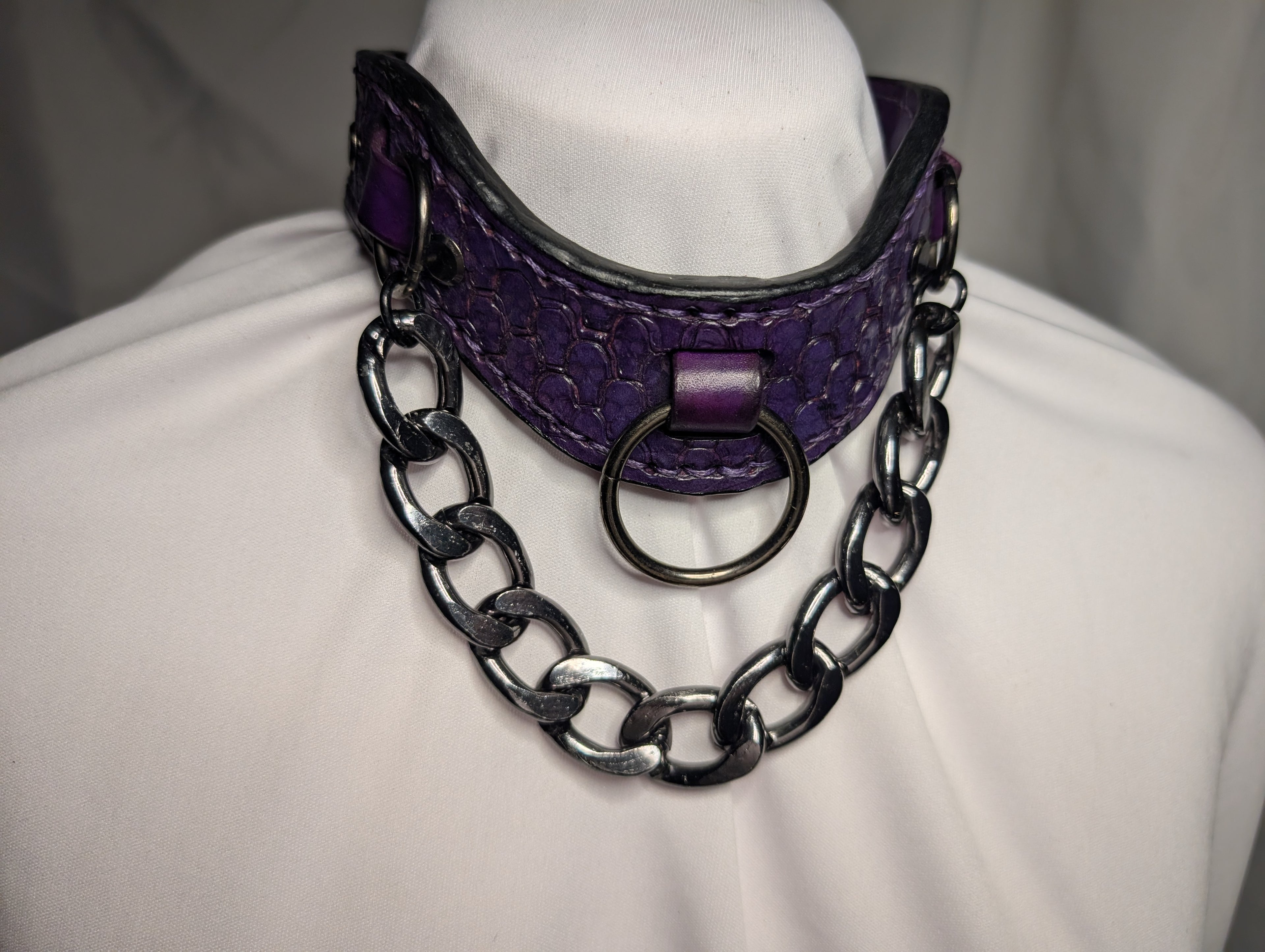 "Crescent" cut, chunky  leather,clasped collar with size extension chain and chunky chain decor, Purple