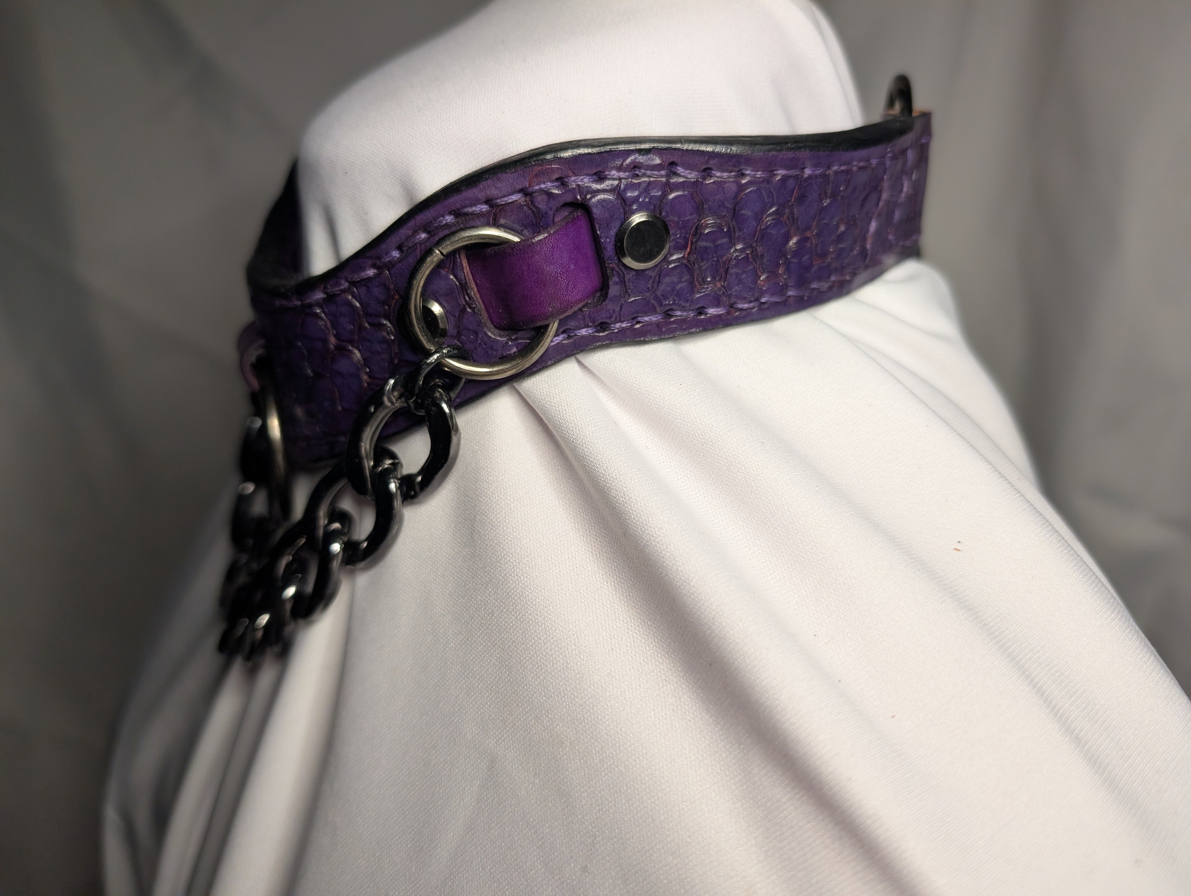 "Crescent" cut, chunky  leather,clasped collar with size extension chain and chunky chain decor, Purple