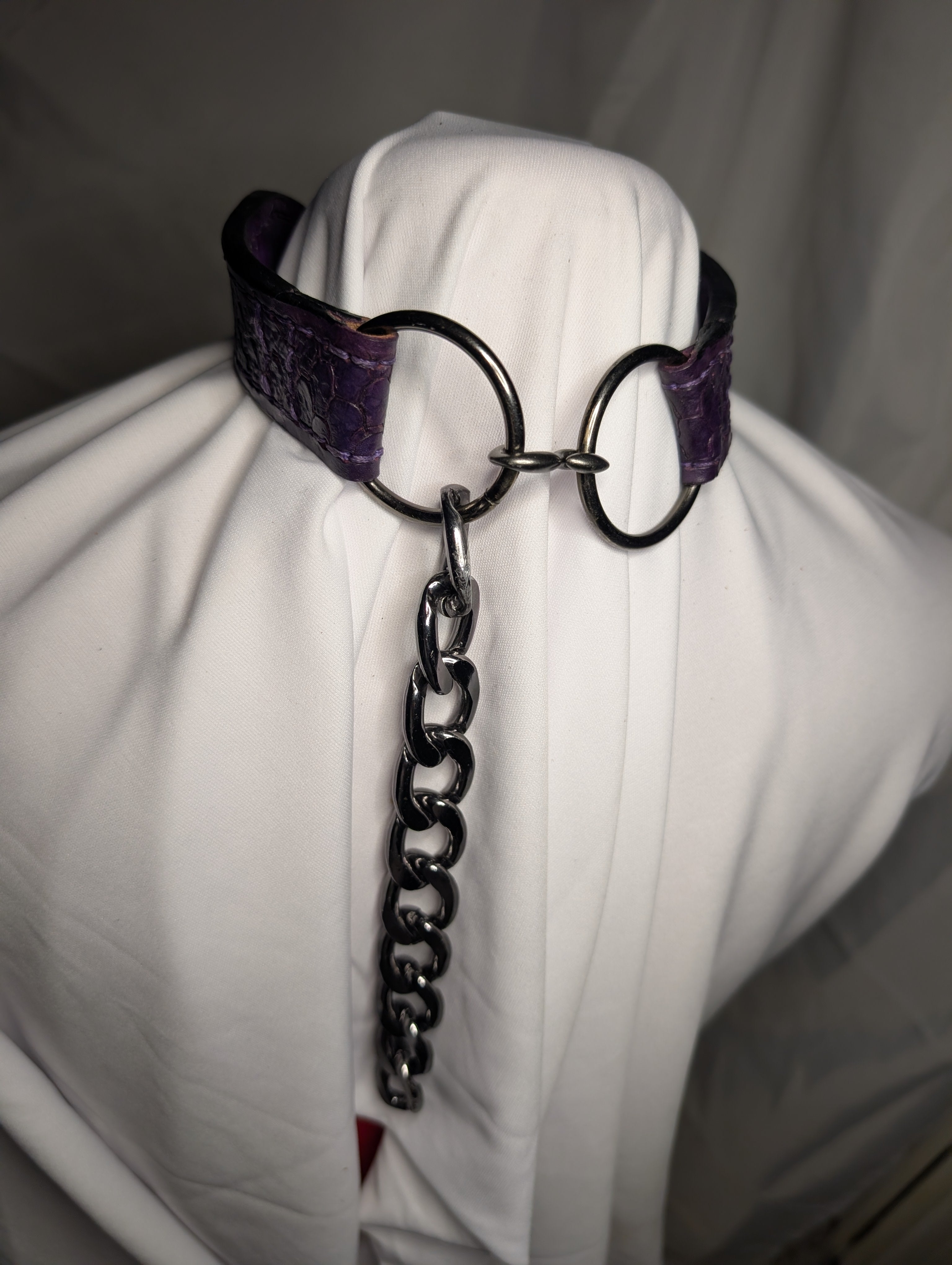 "Crescent" cut, chunky  leather,clasped collar with size extension chain and chunky chain decor, Purple