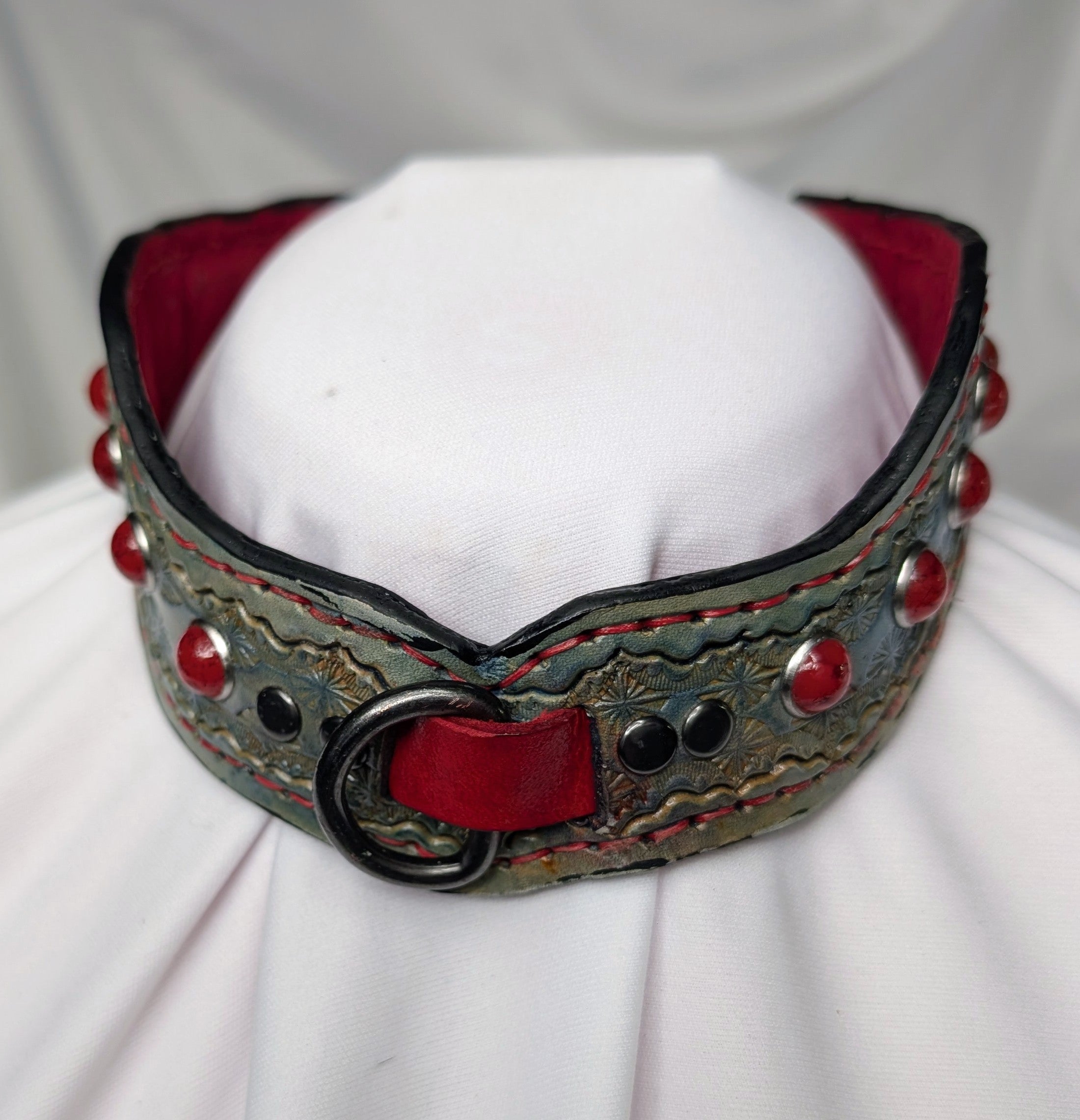 Custom buckled collar, ergonomic cut