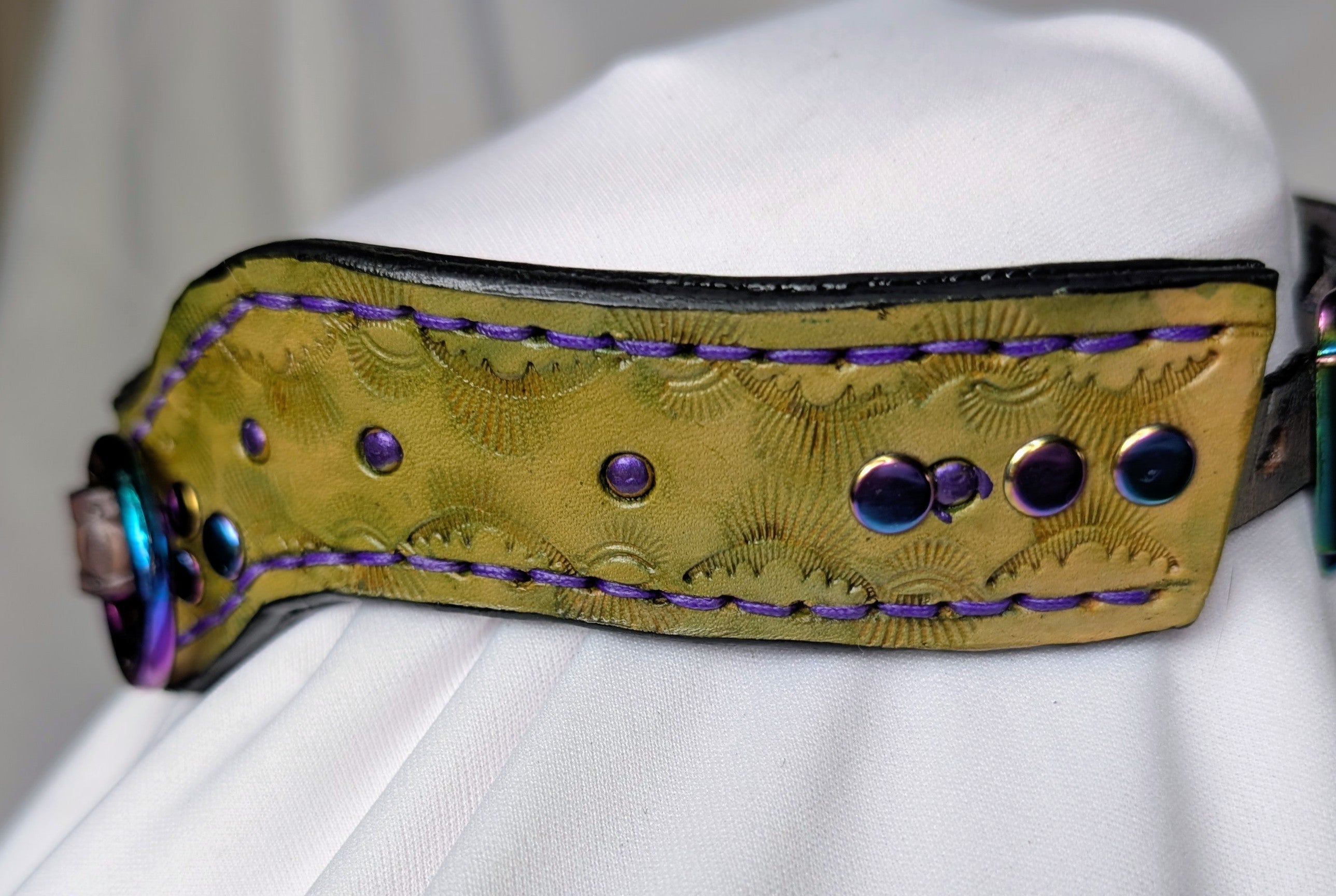 Custom buckled collar, ergonomic cut