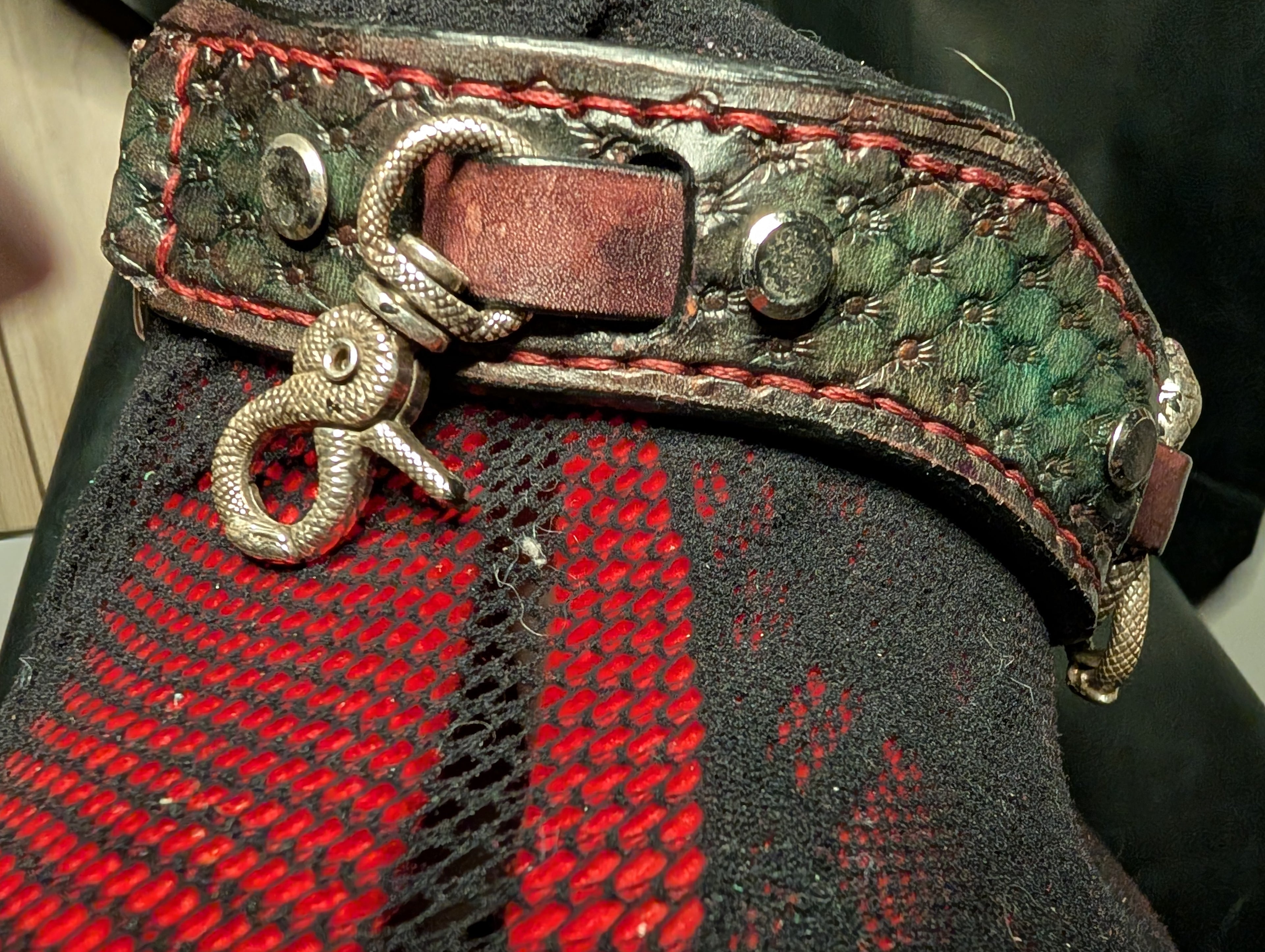 Infinity snake collar