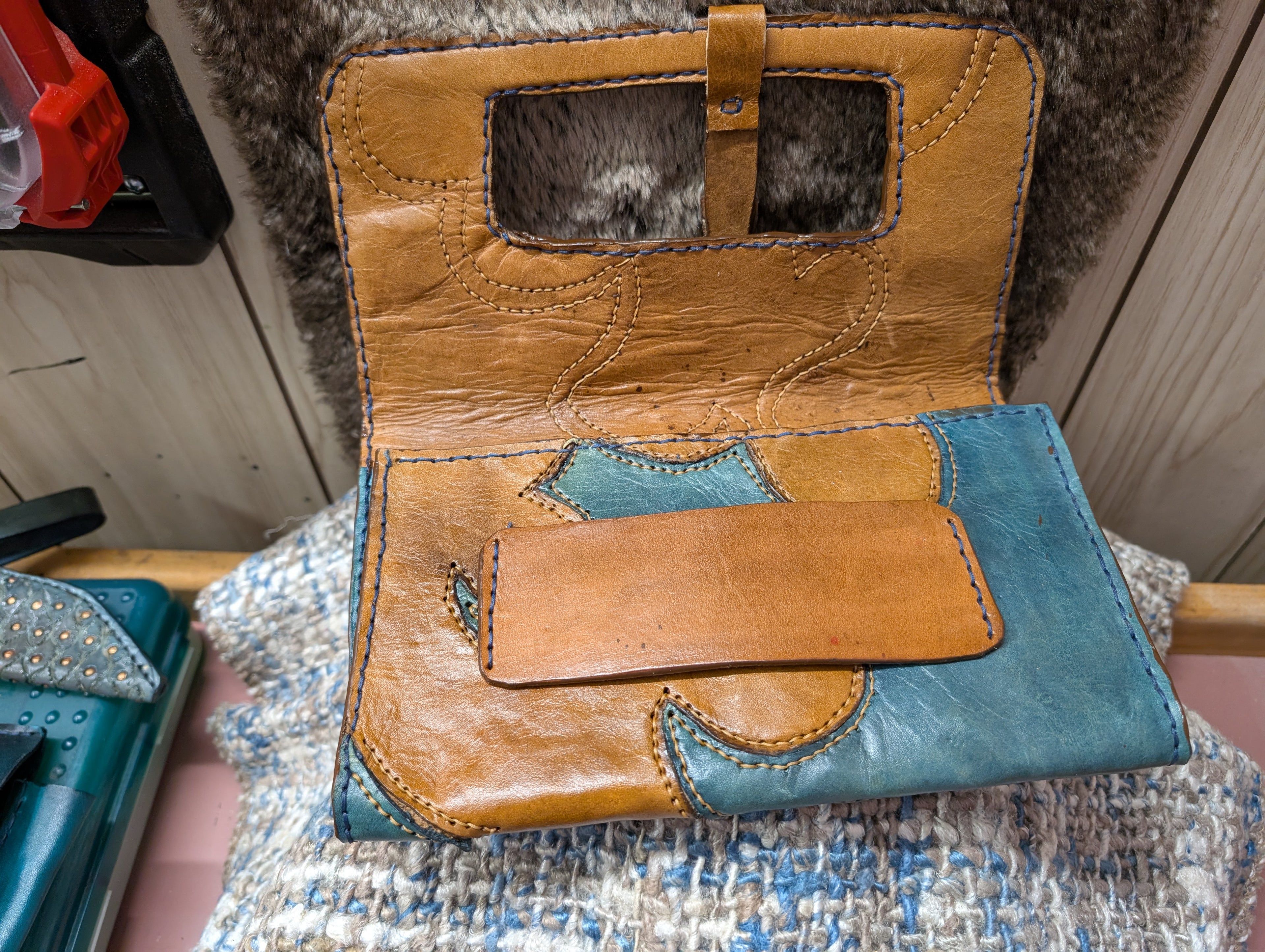 Color block lined clutch