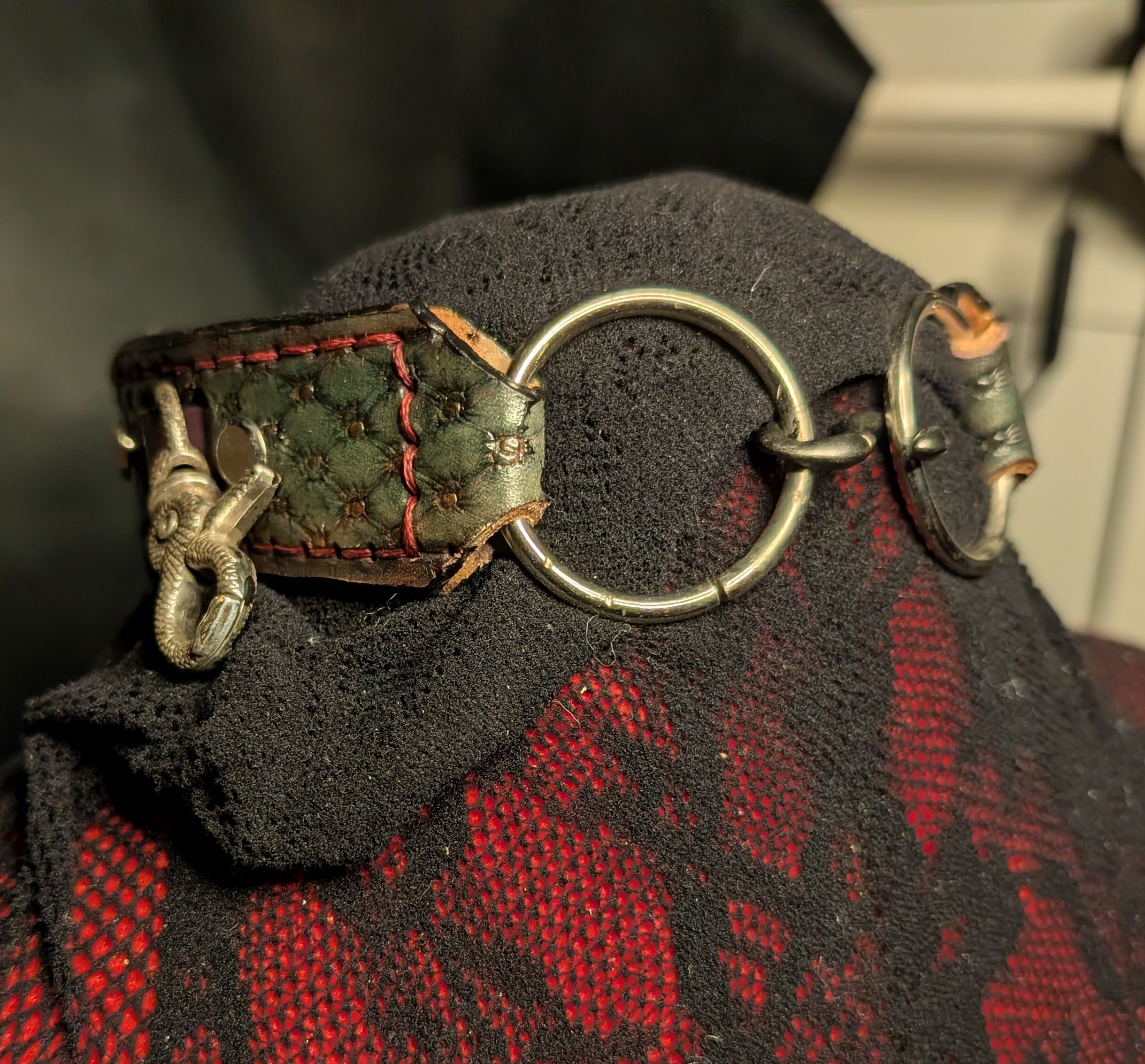 Infinity snake collar